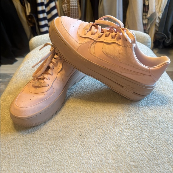 Women’s pink Nikes, size 9.5 - Picture 3 of 4